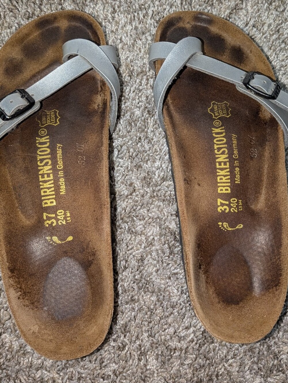 Birkenstock Gizeh Sandals in Light Gray with Brown Footbed 37